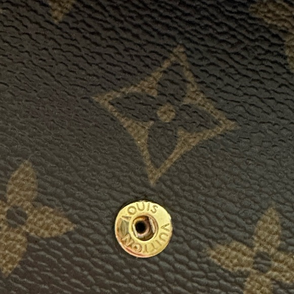 EUC Sarah Reverse Monogram wallet.  Giftable - Picture 8 of 10